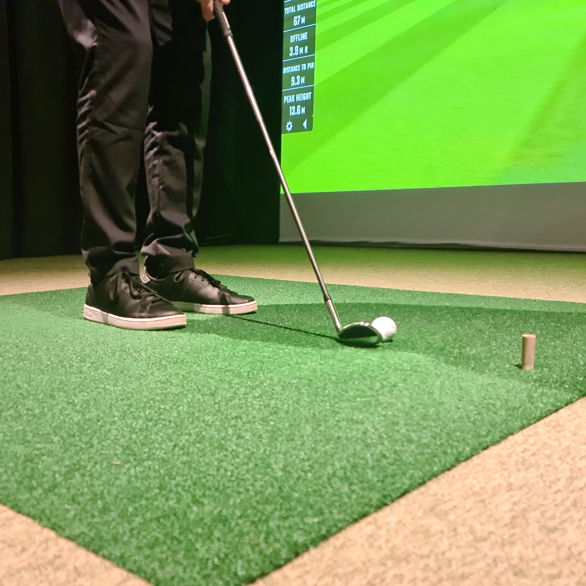 indoor golf simulator at bright flite