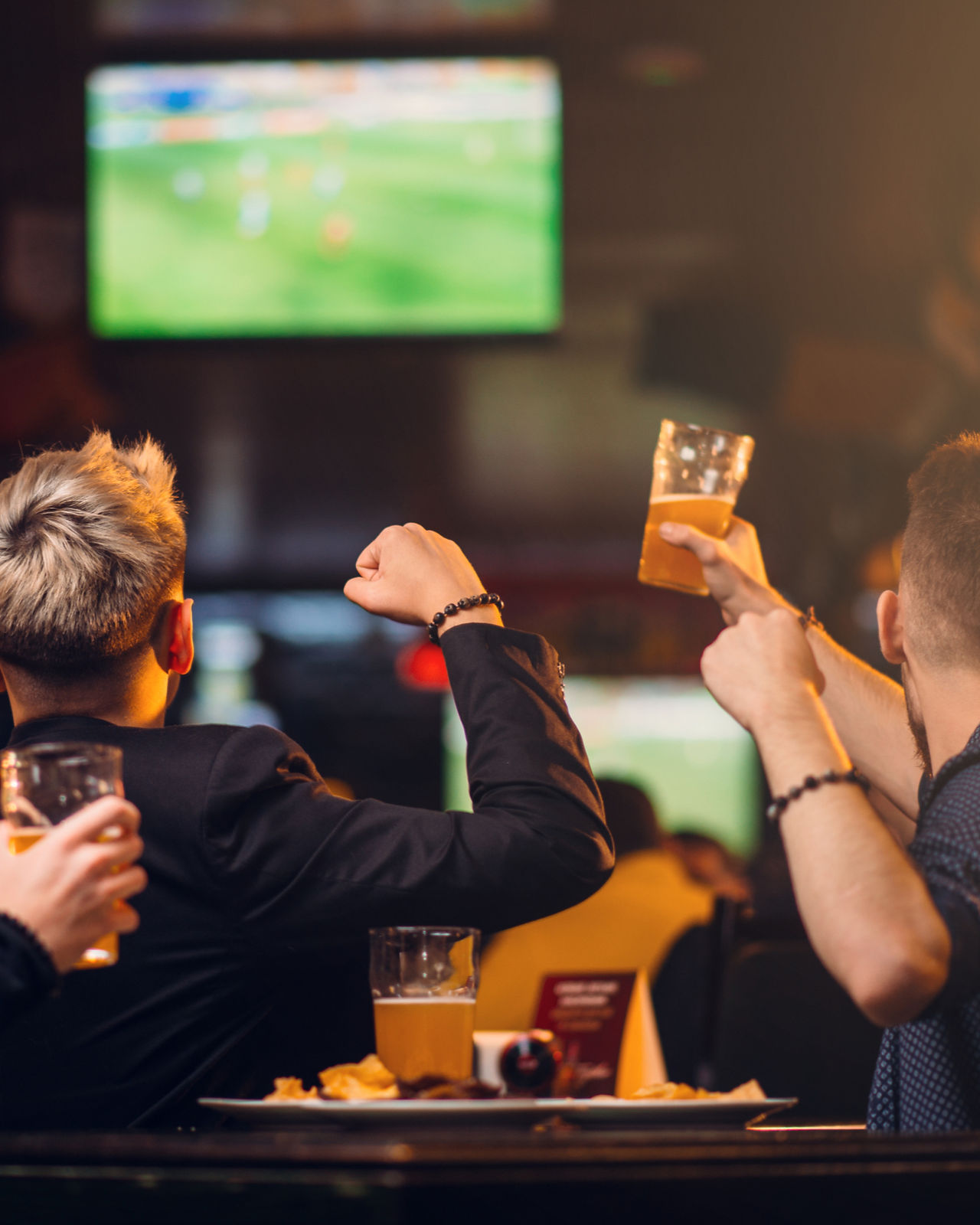 guys having drinks and watching the game at bright flite 